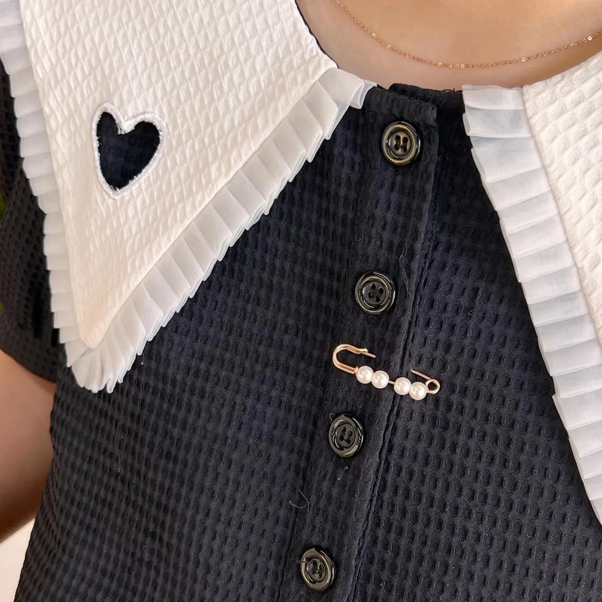 ✨ Pearl Waist Cincher Brooch – Make Loose Clothes Fit Better